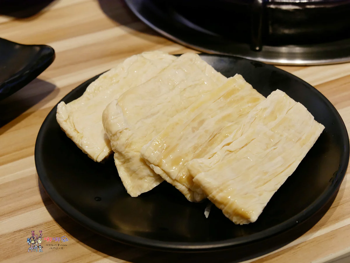 藏身社區樓下的火鍋店~海陸鍋只要330元！有一大盤肉和大顆蛤蜊