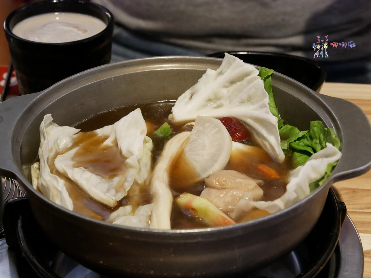藏身社區樓下的火鍋店~海陸鍋只要330元！有一大盤肉和大顆蛤蜊