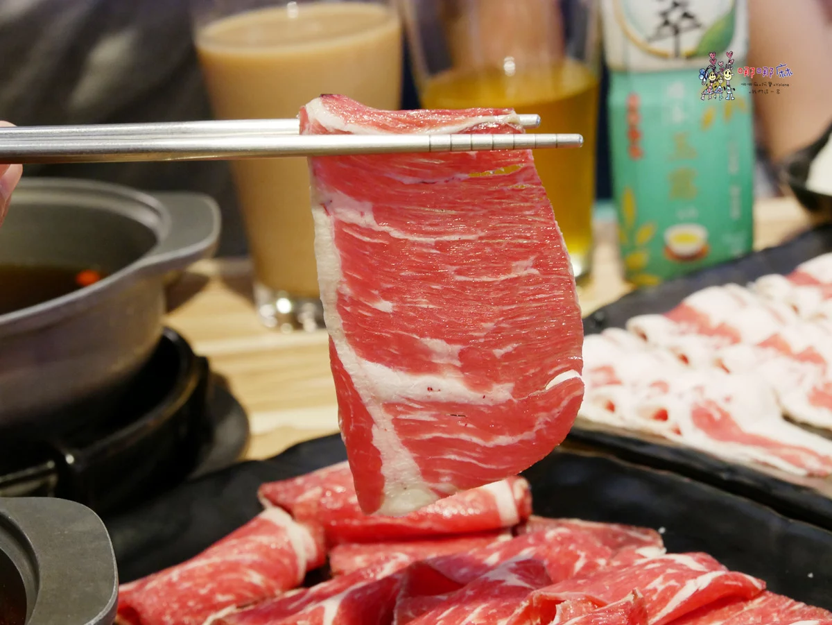 藏身社區樓下的火鍋店~海陸鍋只要330元！有一大盤肉和大顆蛤蜊