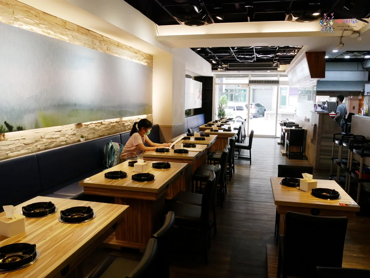 藏身社區樓下的火鍋店~海陸鍋只要330元！有一大盤肉和大顆蛤蜊