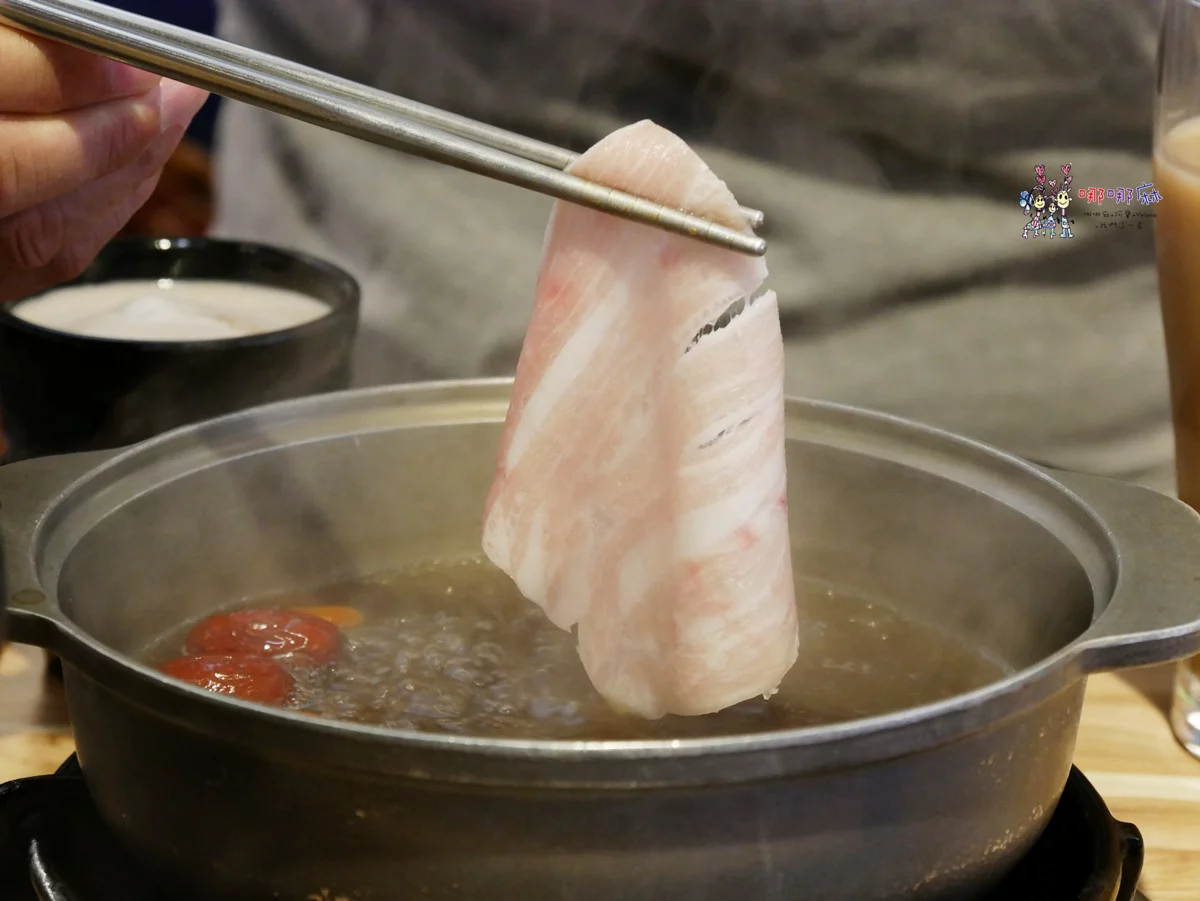 藏身社區樓下的火鍋店~海陸鍋只要330元！有一大盤肉和大顆蛤蜊