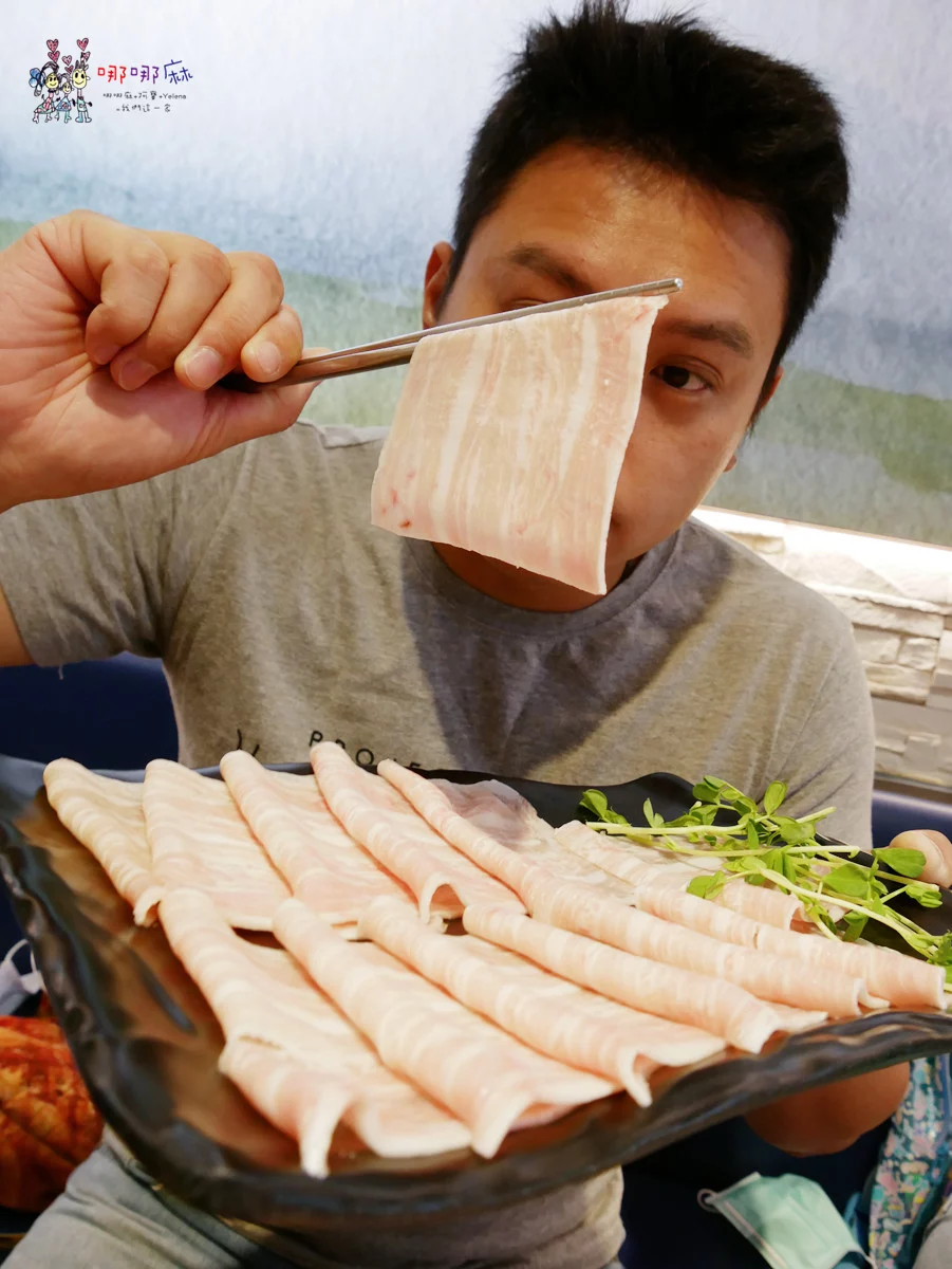 藏身社區樓下的火鍋店~海陸鍋只要330元！有一大盤肉和大顆蛤蜊