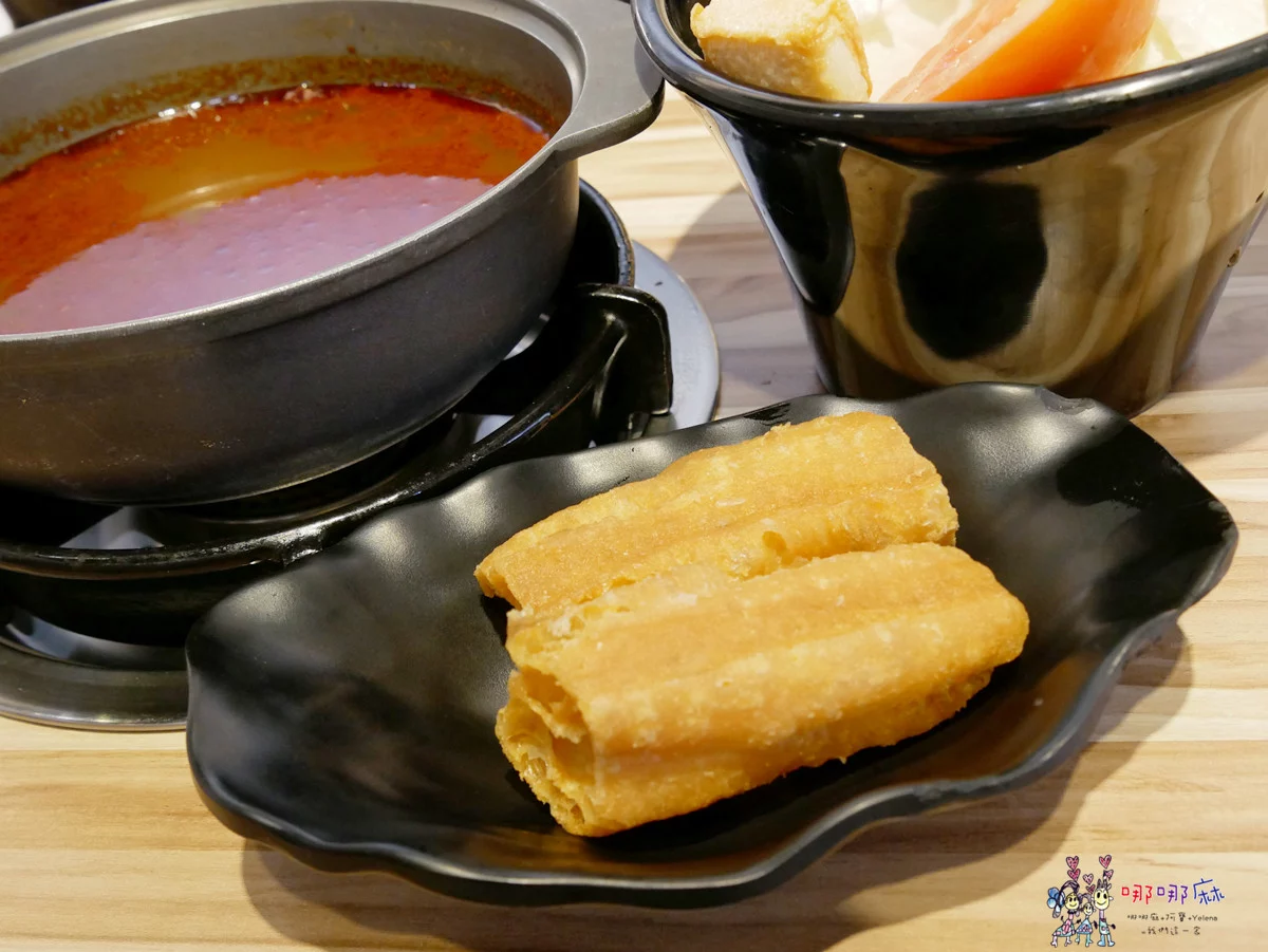 藏身社區樓下的火鍋店~海陸鍋只要330元！有一大盤肉和大顆蛤蜊