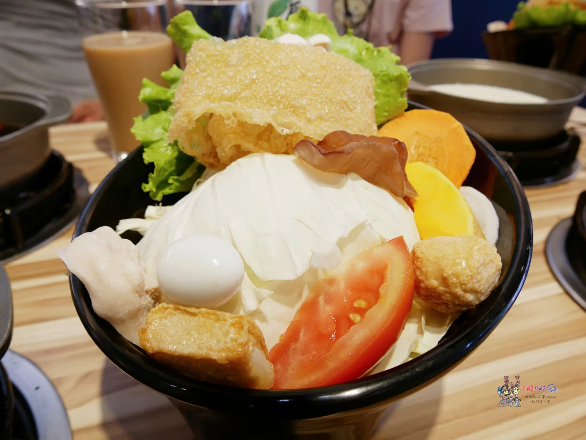 藏身社區樓下的火鍋店~海陸鍋只要330元！有一大盤肉和大顆蛤蜊