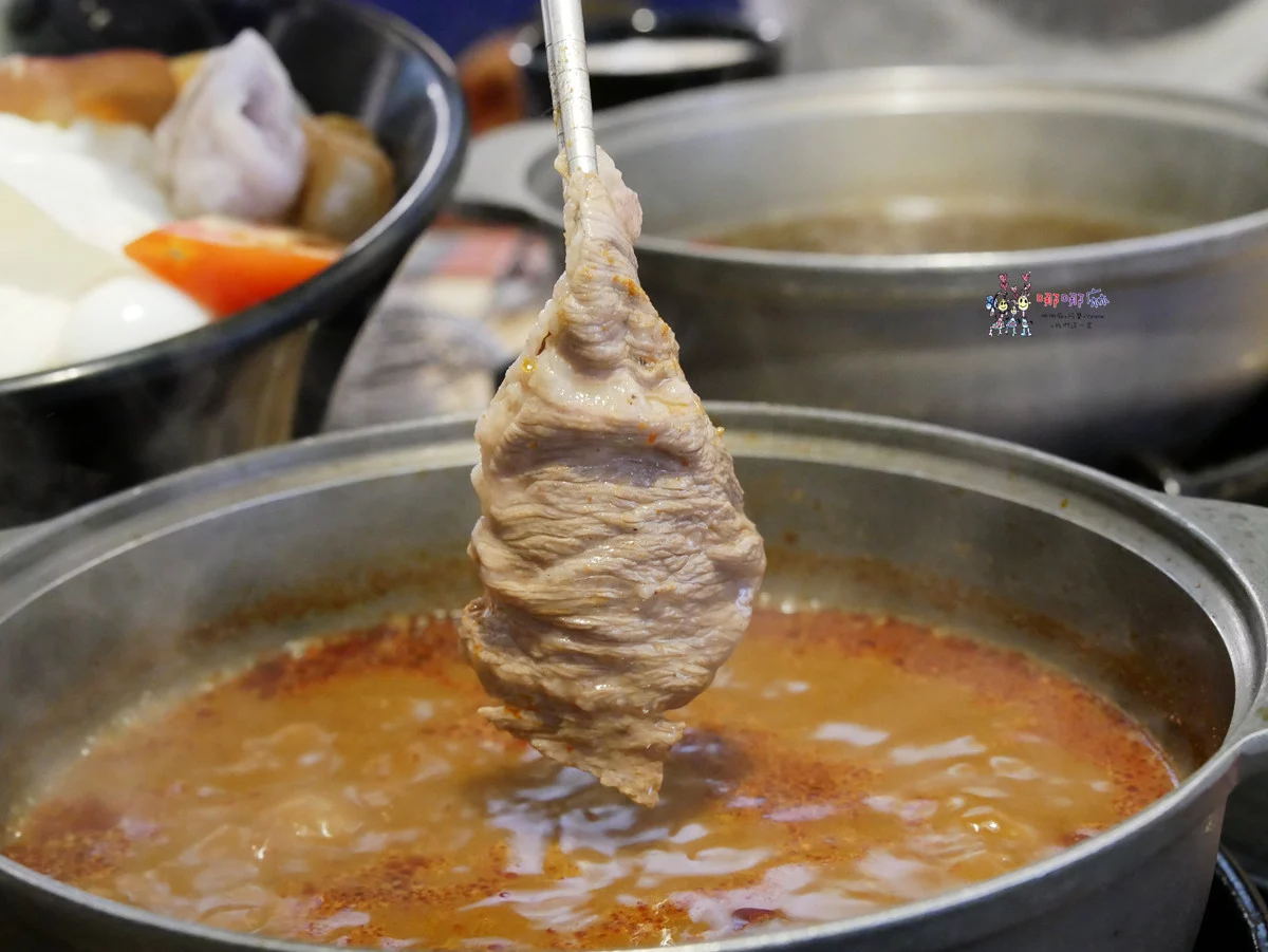 藏身社區樓下的火鍋店~海陸鍋只要330元！有一大盤肉和大顆蛤蜊
