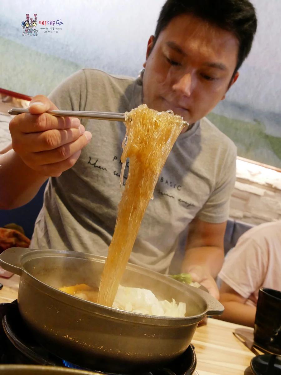 藏身社區樓下的火鍋店~海陸鍋只要330元！有一大盤肉和大顆蛤蜊