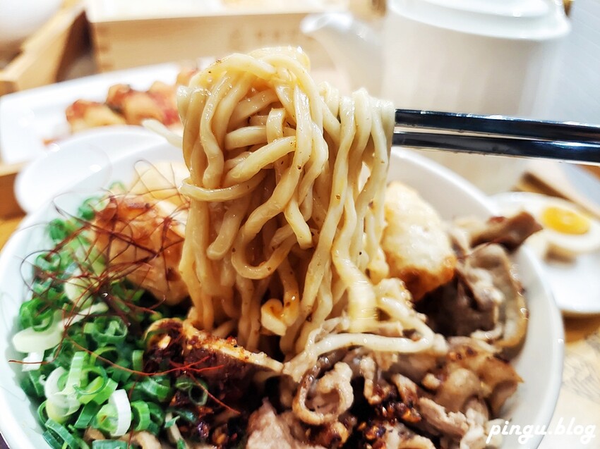 和林拾麵｜高雄美食推薦 一麵二吃創意拌拌麵 高雄最chill麵店 - 小企鵝生活趣