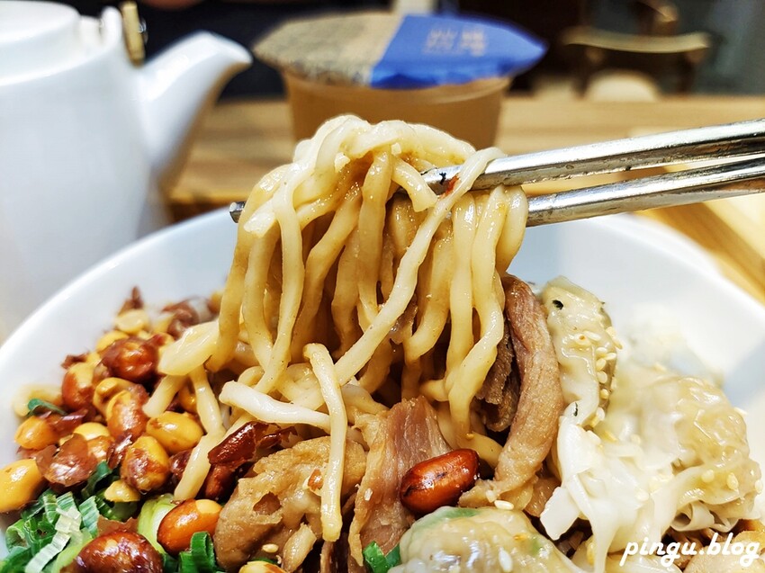 和林拾麵｜高雄美食推薦 一麵二吃創意拌拌麵 高雄最chill麵店 - 小企鵝生活趣