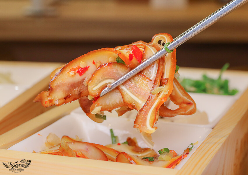 這間新開幕小清新麵店,開幕不久就有多達400多則與4.9高分評價~創意拌拌麵一次給你兩種美味享受!