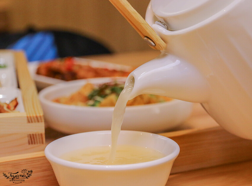 這間新開幕小清新麵店,開幕不久就有多達400多則與4.9高分評價~創意拌拌麵一次給你兩種美味享受!