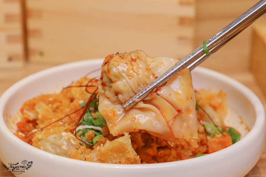 這間新開幕小清新麵店,開幕不久就有多達400多則與4.9高分評價~創意拌拌麵一次給你兩種美味享受!