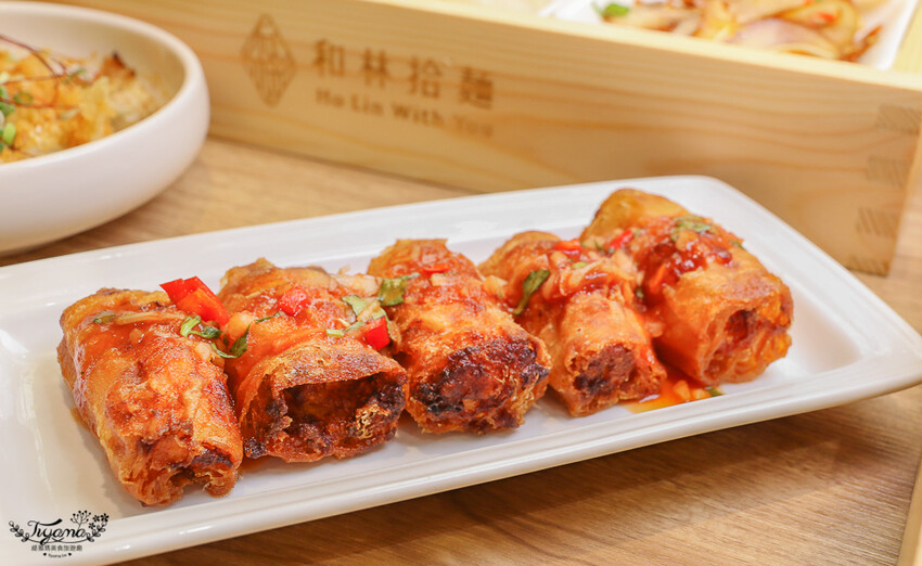 這間新開幕小清新麵店,開幕不久就有多達400多則與4.9高分評價~創意拌拌麵一次給你兩種美味享受!