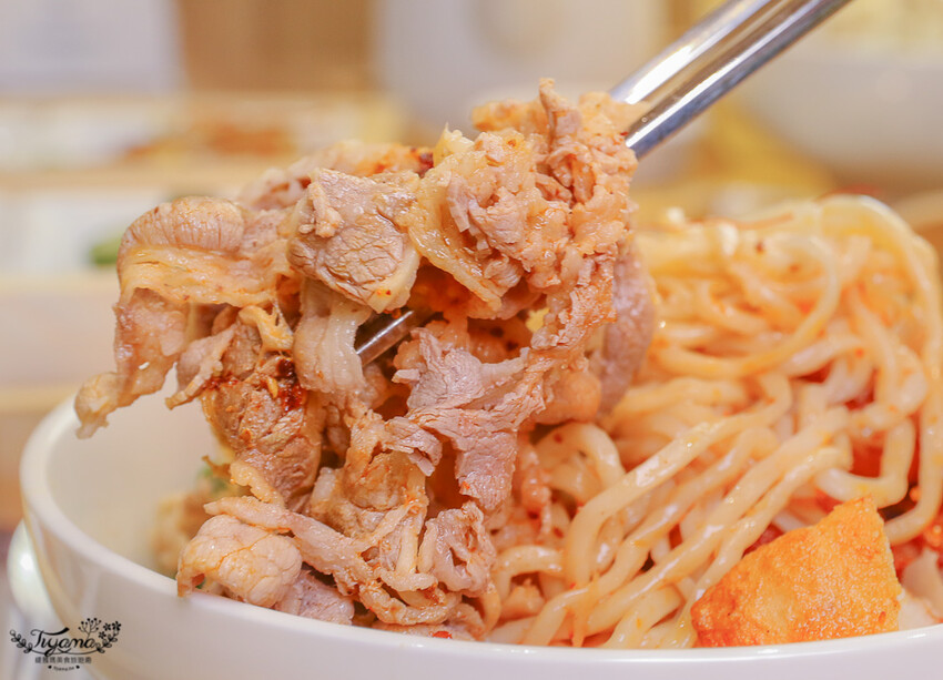 這間新開幕小清新麵店,開幕不久就有多達400多則與4.9高分評價~創意拌拌麵一次給你兩種美味享受!