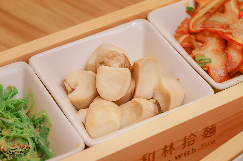 這間新開幕小清新麵店,開幕不久就有多達400多則與4.9高分評價~創意拌拌麵一次給你兩種美味享受!