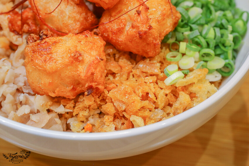 這間新開幕小清新麵店,開幕不久就有多達400多則與4.9高分評價~創意拌拌麵一次給你兩種美味享受!