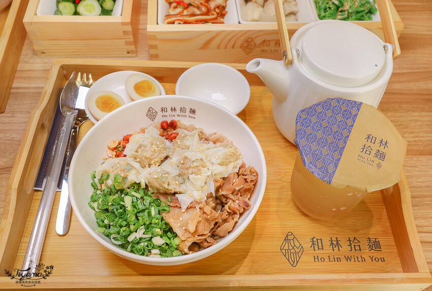 這間新開幕小清新麵店,開幕不久就有多達400多則與4.9高分評價~創意拌拌麵一次給你兩種美味享受!