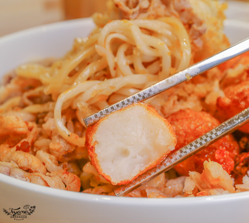 這間新開幕小清新麵店,開幕不久就有多達400多則與4.9高分評價~創意拌拌麵一次給你兩種美味享受!