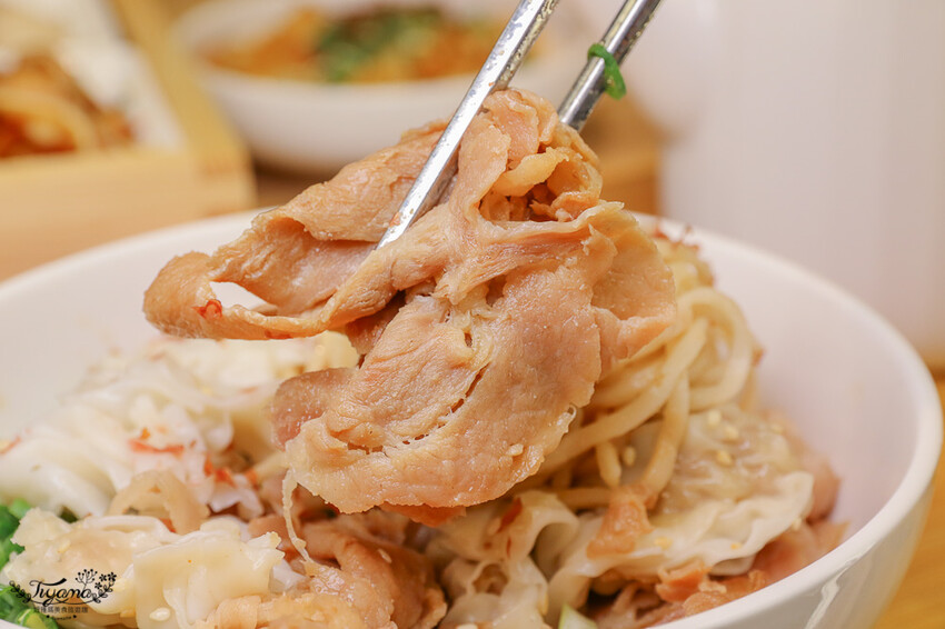 這間新開幕小清新麵店,開幕不久就有多達400多則與4.9高分評價~創意拌拌麵一次給你兩種美味享受!