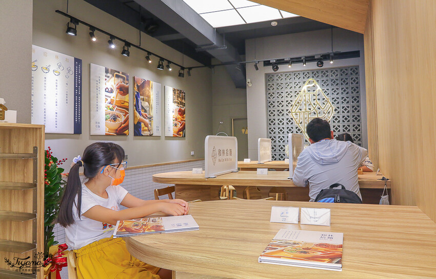 這間新開幕小清新麵店,開幕不久就有多達400多則與4.9高分評價~創意拌拌麵一次給你兩種美味享受!