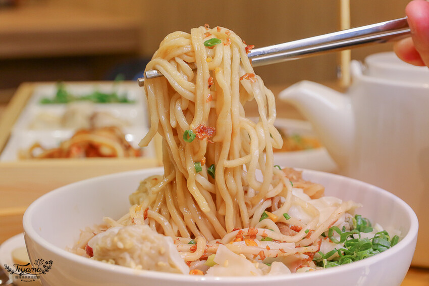 這間新開幕小清新麵店,開幕不久就有多達400多則與4.9高分評價~創意拌拌麵一次給你兩種美味享受!