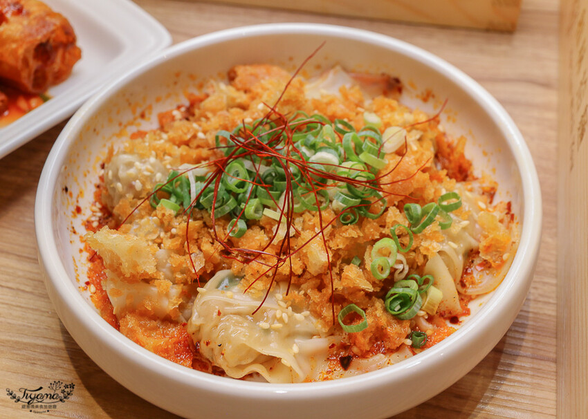 這間新開幕小清新麵店,開幕不久就有多達400多則與4.9高分評價~創意拌拌麵一次給你兩種美味享受!