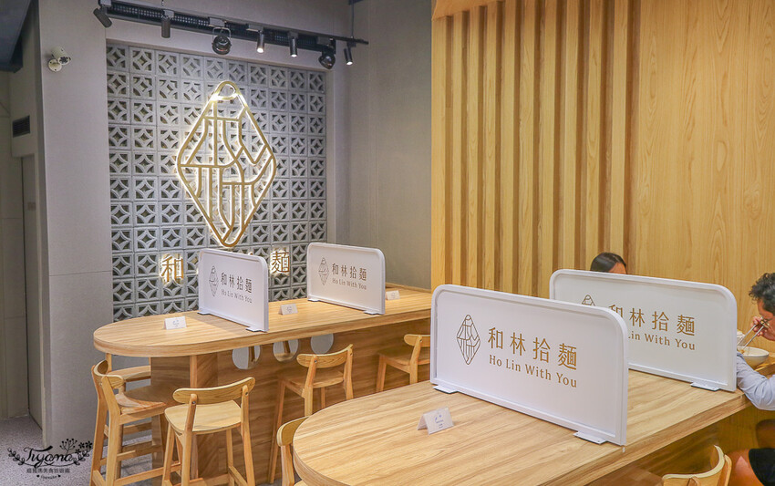 這間新開幕小清新麵店,開幕不久就有多達400多則與4.9高分評價~創意拌拌麵一次給你兩種美味享受!