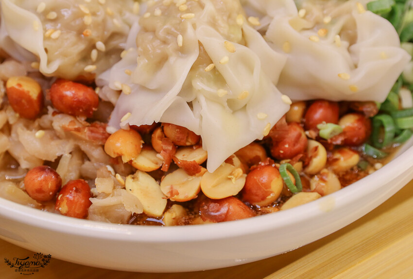 這間新開幕小清新麵店,開幕不久就有多達400多則與4.9高分評價~創意拌拌麵一次給你兩種美味享受!