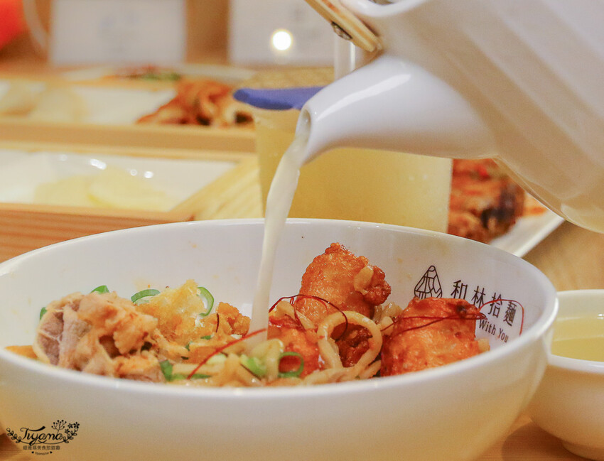 這間新開幕小清新麵店,開幕不久就有多達400多則與4.9高分評價~創意拌拌麵一次給你兩種美味享受!