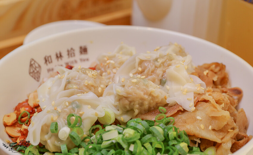 這間新開幕小清新麵店,開幕不久就有多達400多則與4.9高分評價~創意拌拌麵一次給你兩種美味享受!