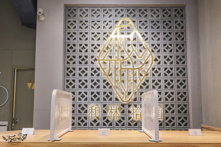 這間新開幕小清新麵店,開幕不久就有多達400多則與4.9高分評價~創意拌拌麵一次給你兩種美味享受!