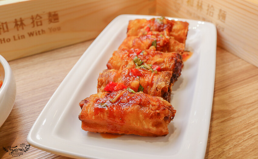 這間新開幕小清新麵店,開幕不久就有多達400多則與4.9高分評價~創意拌拌麵一次給你兩種美味享受!