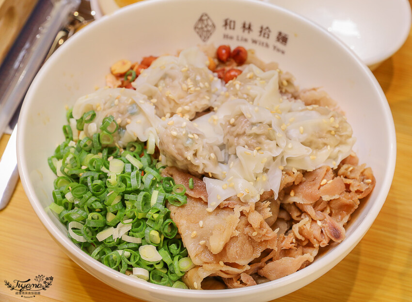 這間新開幕小清新麵店,開幕不久就有多達400多則與4.9高分評價~創意拌拌麵一次給你兩種美味享受!