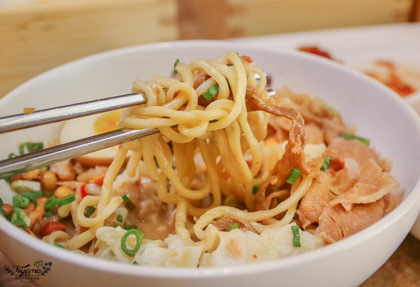 這間新開幕小清新麵店,開幕不久就有多達400多則與4.9高分評價~創意拌拌麵一次給你兩種美味享受!