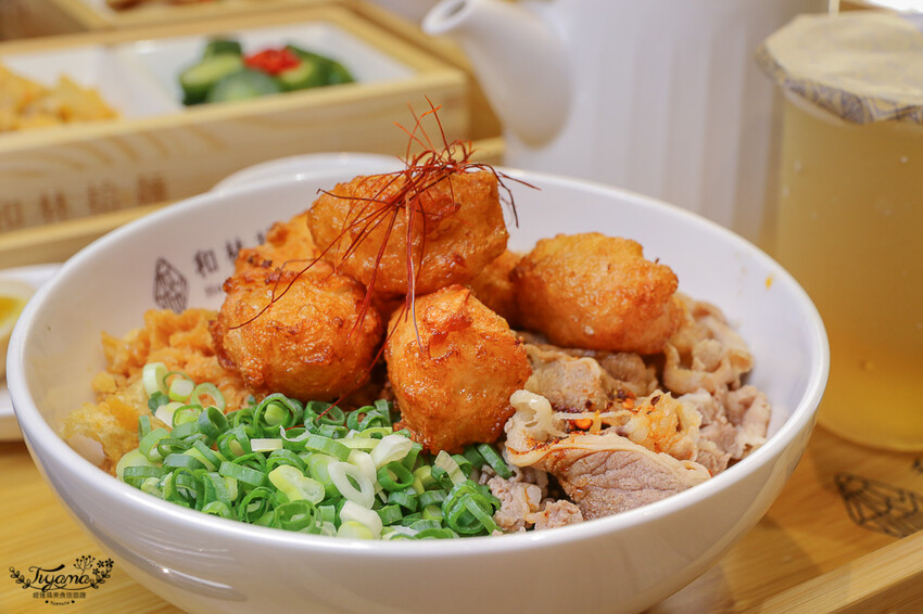 這間新開幕小清新麵店,開幕不久就有多達400多則與4.9高分評價~創意拌拌麵一次給你兩種美味享受!