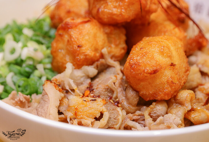 這間新開幕小清新麵店,開幕不久就有多達400多則與4.9高分評價~創意拌拌麵一次給你兩種美味享受!