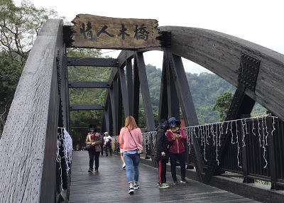 台中石岡景點[情人木橋] 有全國最大水車、遠東地區無橋墩、跨距最長的景觀木橋