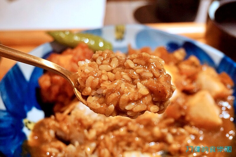 【新竹美食】島津和牛咖哩-口碑爆棚新開店，只要三百多就可吃到日本和牛肉塊的咖哩定食套餐，並使用北海道