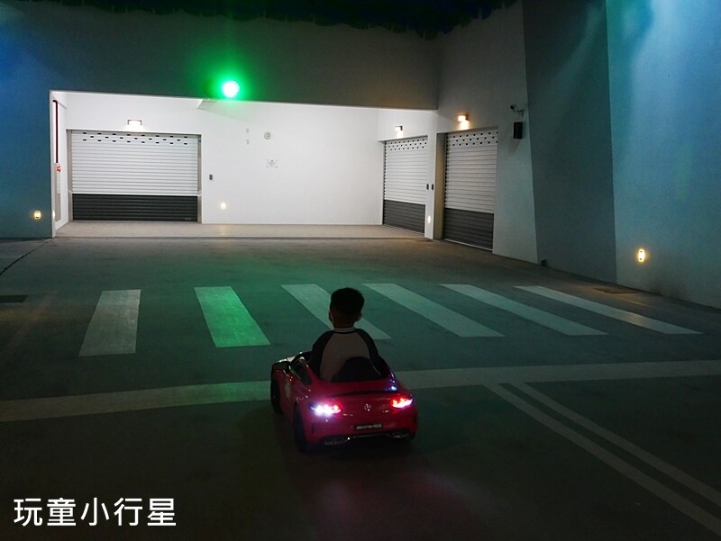 嘉義住宿｜棒棒積木飯店，親子住宿，兒童專屬電動車，暢玩棒棒鯨奇樂園｜對面就是故宮南院