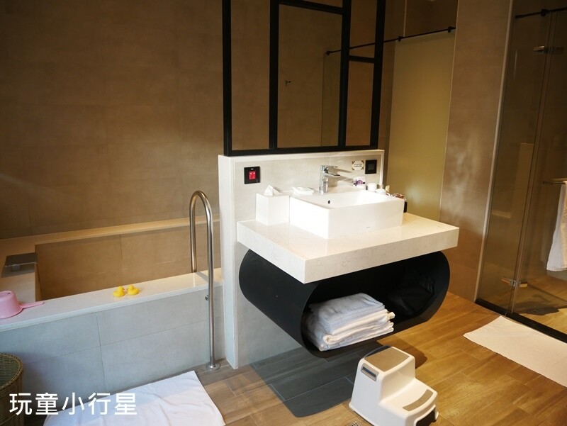 嘉義住宿｜棒棒積木飯店，親子住宿，兒童專屬電動車，暢玩棒棒鯨奇樂園｜對面就是故宮南院