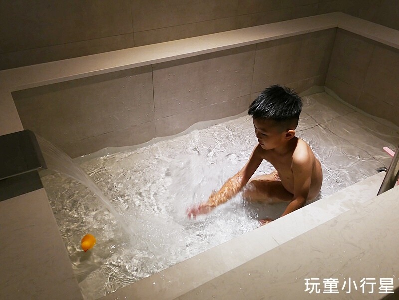 嘉義住宿｜棒棒積木飯店，親子住宿，兒童專屬電動車，暢玩棒棒鯨奇樂園｜對面就是故宮南院