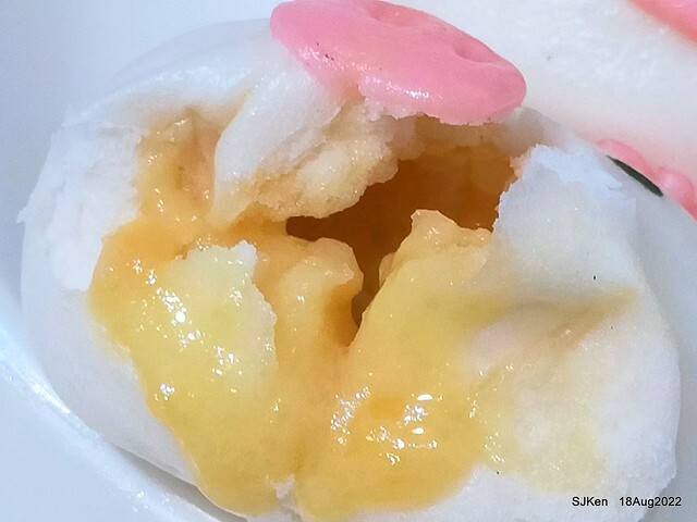 「葡吉手工包子 Global Mall 環球南港車站店豬仔流沙奶皇包(蛋奶素 」(Dumpling with HK style & cute pork shape design ), Taipei, Taiwan, SJKen, Aug 18, 2022.