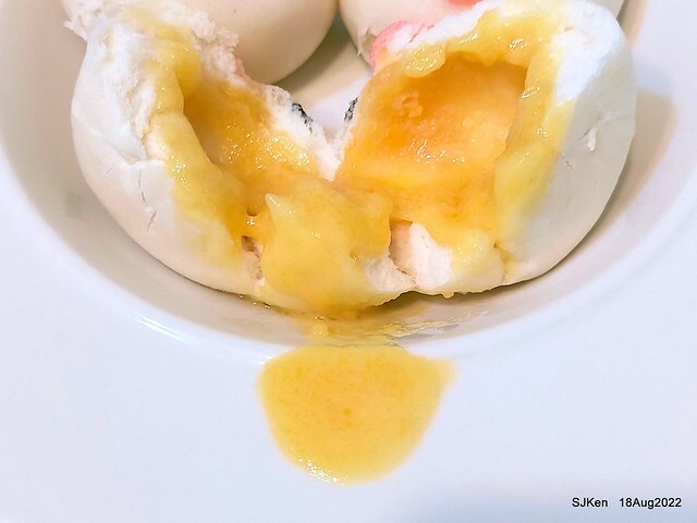 「葡吉手工包子 Global Mall 環球南港車站店豬仔流沙奶皇包(蛋奶素 」(Dumpling with HK style & cute pork shape design ), Taipei, Taiwan, SJKen, Aug 18, 2022.