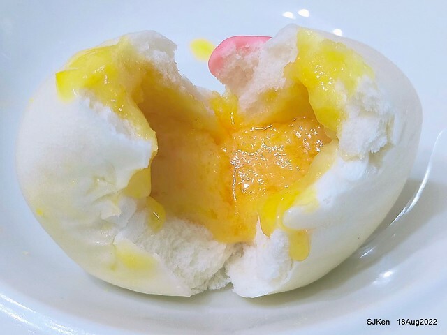 「葡吉手工包子 Global Mall 環球南港車站店豬仔流沙奶皇包(蛋奶素 」(Dumpling with HK style & cute pork shape design ), Taipei, Taiwan, SJKen, Aug 18, 2022.