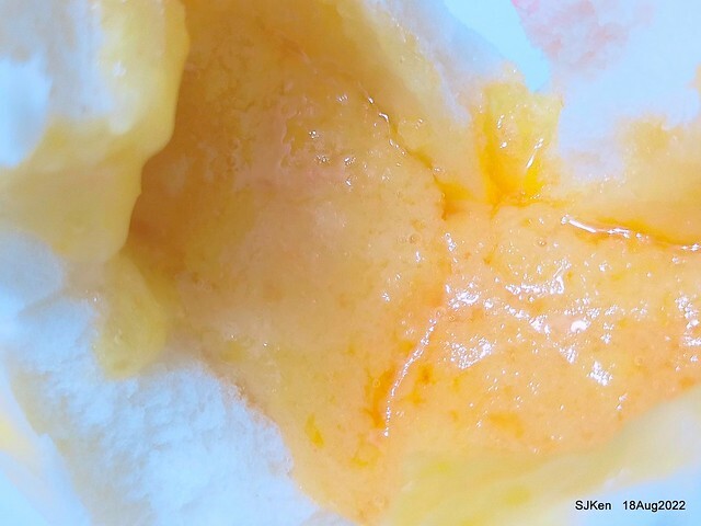 「葡吉手工包子 Global Mall 環球南港車站店豬仔流沙奶皇包(蛋奶素 」(Dumpling with HK style & cute pork shape design ), Taipei, Taiwan, SJKen, Aug 18, 2022.