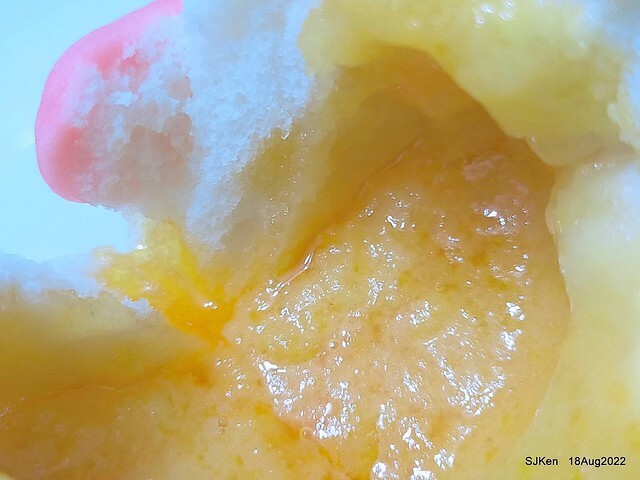 「葡吉手工包子 Global Mall 環球南港車站店豬仔流沙奶皇包(蛋奶素 」(Dumpling with HK style & cute pork shape design ), Taipei, Taiwan, SJKen, Aug 18, 2022.