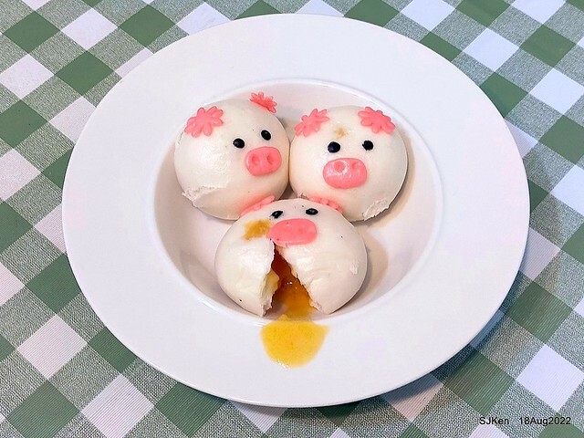 「葡吉手工包子 Global Mall 環球南港車站店豬仔流沙奶皇包(蛋奶素 」(Dumpling with HK style cute pork design) , Taipei, Taiwan, SJKen, Aug 18, 2022.