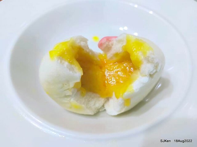 「葡吉手工包子 Global Mall 環球南港車站店豬仔流沙奶皇包(蛋奶素 」(Dumpling with HK style & cute pork shape design ), Taipei, Taiwan, SJKen, Aug 18, 2022.