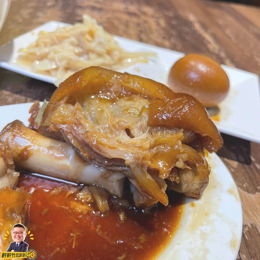 超人氣排隊美食！ 豬腳滷製入味香Q彈牙