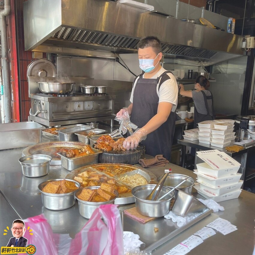 超人氣排隊美食！ 豬腳滷製入味香Q彈牙