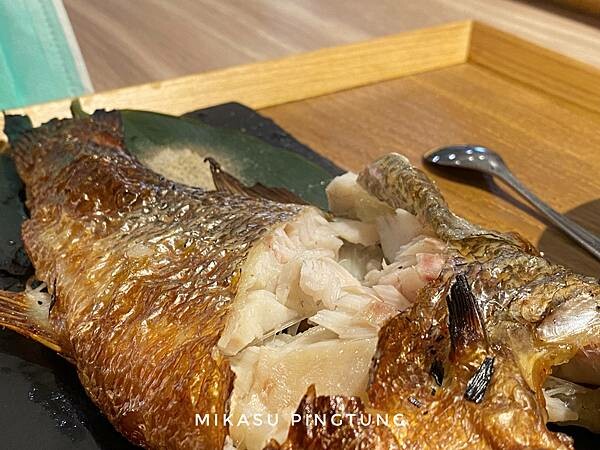 屏東新園 鶴貳樓 餐廳介紹 柚香烤鱸魚定食(半尾) 屏東新園鄉新餐廳 2022年鶴貳樓食坊菜單分享 推薦餐點 新園餐廳推薦 聚餐推薦